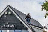 Plaatsing zonnepanelen op dak van kantine op zaterdag 2 oktober 2021 (9/23)